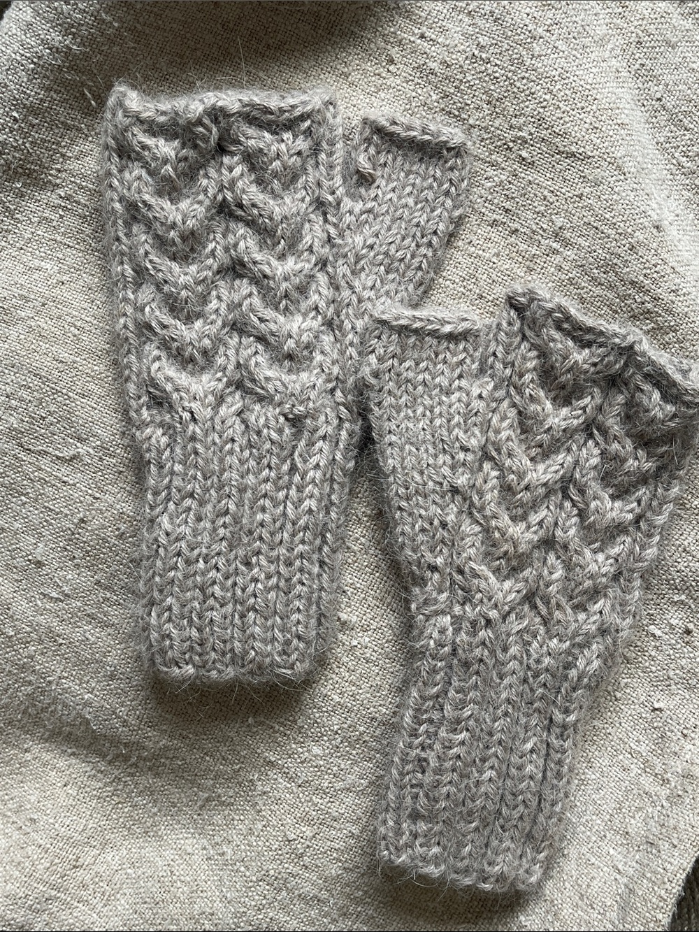 Peruvian Link Cable Wrist Warmers in Light Heather Gray 100% Alpaca | NWOT